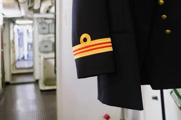軍艦の廊下では 船長のジャケットが吊るされています — ストック写真
