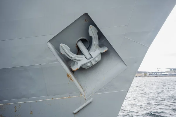 鋼板に鎖で繋がれた古い軍艦の弓 — ストック写真