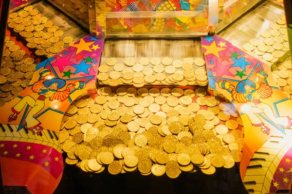 Goldene Jetons Einem Spielautomaten Einem Casino Stockbild