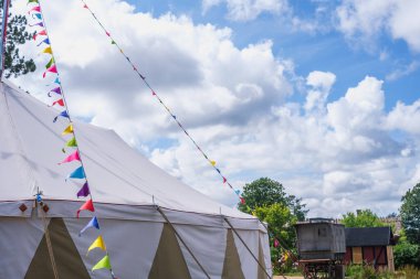 Pankartlı bir sirk çadırı.