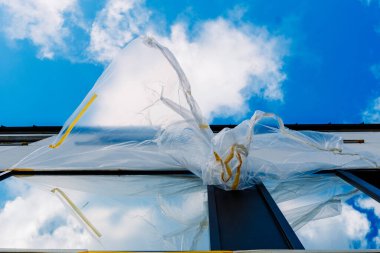 İnce bir plastik dışarıdaki bazı camları boyamaktan korur..