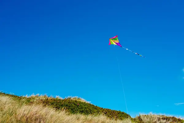Colorful Kite Flies Blue Sky White Clouds Copy Space — Stock Photo, Image
