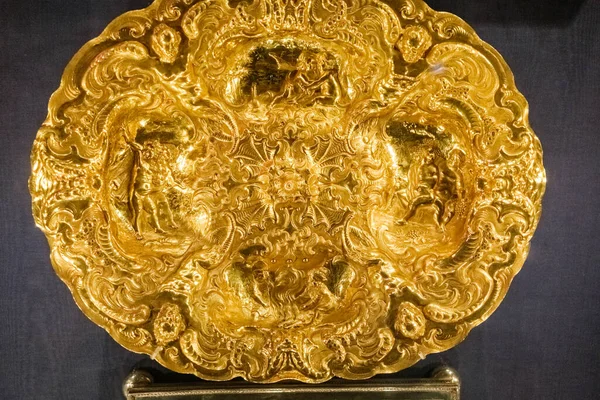 stock image Detail of a pure gold plate, with intricate decorations.