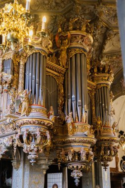 Kopenhag 'daki Frederiksborg şatosunun kilisesindeki güzel orgun süslemesi..