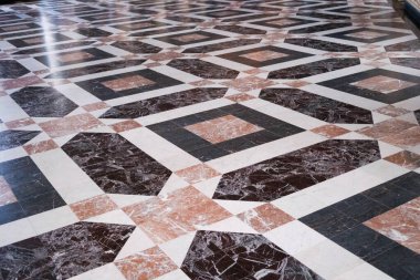 Bu odanın mermer zemini karmaşık geometrik şekiller çizer..