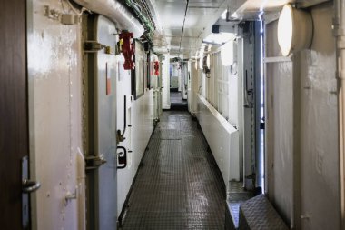 Bir fırkateynin dar koridorunda uzun bir koridor, askeri gemi..