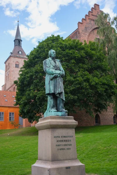 Yazar Hans Christian Andersen 'in doğduğu şehir, Odense, Danimarka' daki heykeli..