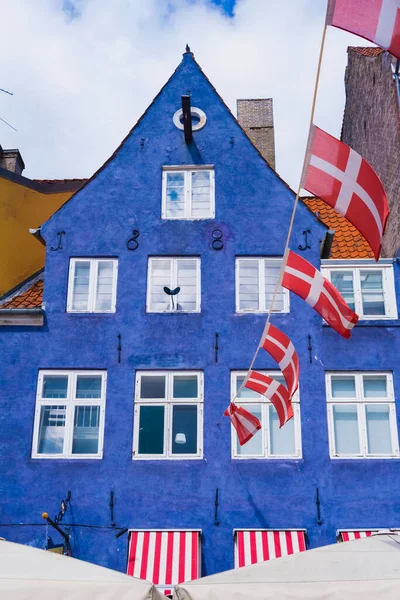 Ładny Tradycyjny Duński Dom Kopenhadze Pomalowany Niebiesko Obok Kanału — Zdjęcie stockowe