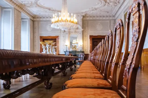 Dlouhý Klasický Stůl Tvrdého Dřeva Židle Pro Oficiální Setkání Paláci — Stock fotografie