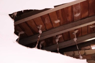 Geçmişe bir göz attığımızda, iç tavanda açığa çıkarılmış bir mimari mücevher ortaya çıkıyor.