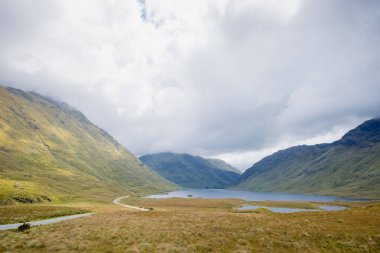 İrlanda Gölü manzarası engebeli yolu ile Doo Gölü