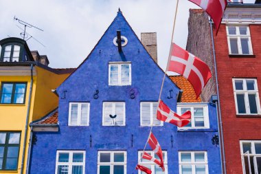 Kopenhag 'da güzel, geleneksel bir Danimarka evi, bir kanalın yanında maviye boyanmış..