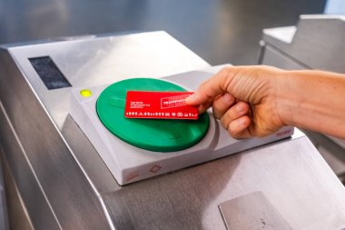 Madrid, İspanya - 10 Ekim 23: Bir metro kullanıcısı istasyona ulaşmak için bağlantısız kartını kullanır.