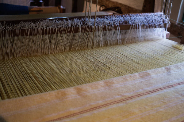 Detail of the threads of a traditional loom with merino wool.