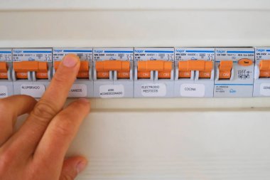 Valencia, İspanya - 20 Kasım 2023: Bir evin elektrik kesici paneli.