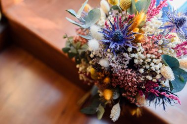 Güzel bir buket mor kurutulmuş çiçeğin detayları, fotokopi alanı ile..