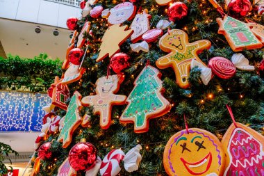 Büyük bir Noel ağacından sarkan Noel süsü.