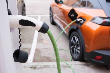 Elektrikli arabalara olan talep artışına kıyasla, kamu şarj noktalarının yoğunluğu düşük