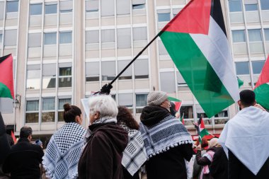 Paris, Fransa - 31 Aralık 2023: Avrupa sokaklarında Filistin halkının soykırımını protesto eden protestocular.