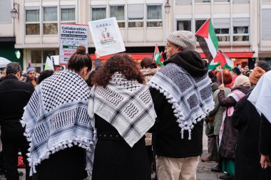 Paris, Fransa - 31 Aralık 2023: Avrupa sokaklarında Filistin halkının soykırımını protesto eden protestocular.