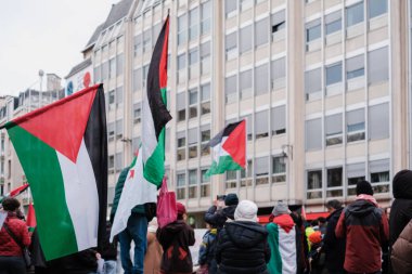 Paris, Fransa - 31 Aralık 2023: Filistin 'i destekleyen bir grup protestocu savaşı durdurmak istiyor.