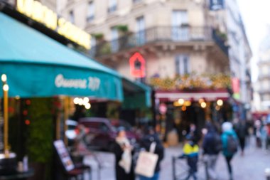 Geceleri Paris 'te bir caddenin odaksız arka planı.