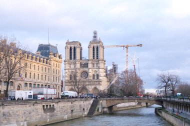 Paris, Fransa - 31 Aralık 2023: Turnalar ve iskeleler Notre Dame Katedrali 'nin etrafını sardı..