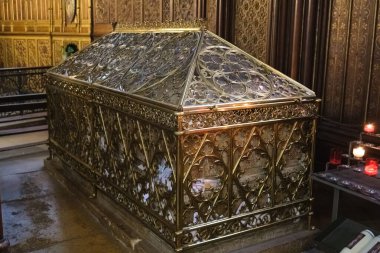 Paris, Fransa - 31 Aralık 2023: Hristiyan kilisesinde bir azizin kalıntılarıyla birlikte güzel bir lahit.