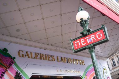 Valencia, İspanya - 6 Mart 2024: Temiz yeni malzemeler ve marka logosu içeren beyaz ve turuncu Asics marka bir ayakkabının yakın çekimi.