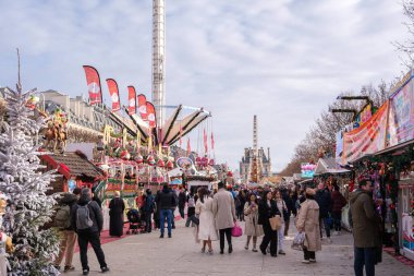 Valencia, İspanya - 6 Mart 2024: Temiz yeni malzemeler ve marka logosu içeren beyaz ve turuncu Asics marka bir ayakkabının yakın çekimi.