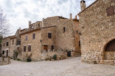 Siurana 'nın sokakları ve meydanları, İspanya' nın Tarragona kentindeki bir tepenin üzerindeki kaya evleri, turist köyü..