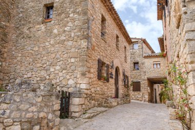 Siurana 'nın sokakları ve meydanları, İspanya' nın Tarragona kentindeki bir tepenin üzerindeki kaya evleri, turist köyü..