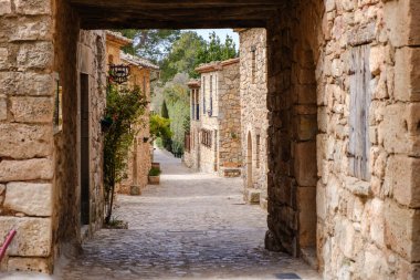 Siurana 'nın sokakları ve meydanları, İspanya' nın Tarragona kentindeki bir tepenin üzerindeki kaya evleri, turist köyü..