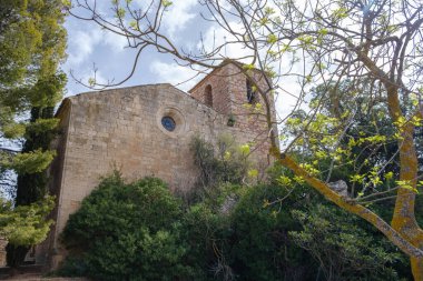 Santa Maria de Siurana Kilisesi Siurana, Tarragona 'da Romen bir binadır..