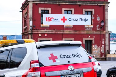 Oviedo, İspanya - 30 Mart 2024 İspanya Kızılhaç karargahının önüne park edilmiş kırmızı bir acil durum aracı.