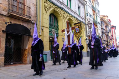 Oviedo, İspanya - 30 Mart 2024: Nazanero kostümlü dindar, Kutsal Hafta boyunca geleneksel geçit töreninde.