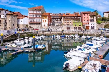 Llanes, İspanya - 31 Mart 2024: Llanes Limanı, tipik bir Asturian limanındaki koruma botları.