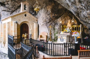 Oviedo, İspanya - 30 Mart 2024: Santina 'nın yanında küçük bir inziva yeri, Covandonga bakiresi.