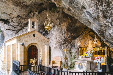 Oviedo, İspanya - 30 Mart 2024: Santina 'nın yanında küçük bir inziva yeri, Covandonga bakiresi.