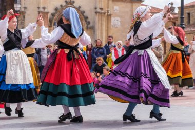 Oviedo, İspanya - 30 Mart 2024: Geleneksel Asturian kostümü giyen ve Oviedo 'da tipik Asturian folkloru dansı yapan birkaç kişi.