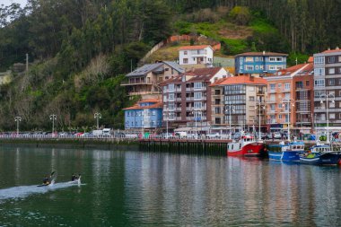 Ribadesella, İspanya - 31 Mart 2024: Ribadesella limanının sularında kanocu eğitimi.