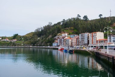 Ribadesella, İspanya - 31 Mart 2024: Ribadesella limanının sularında kanocu eğitimi.