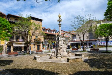 Comillas, İspanya - 29 Mart 2024: Plaza de la Fuente de Tres Canos, Comillas, Cantabria.