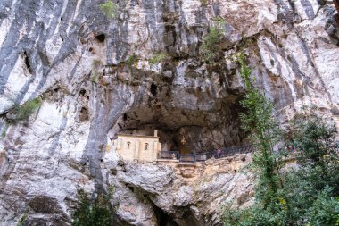 Covadonga, Asturias 'taki kilise tenha doğal bir yer olan Covandoga koyundaki engebeli bir kanyonun duvarlarında küçük bir şelale çağlıyor..