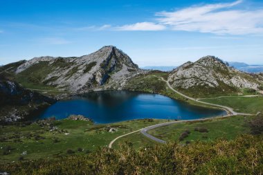 Arka planda Picos de Europa ile Covadonga gölleri