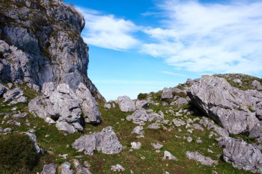 Picos de Europa bölgesinde çimen ve kayaların karışımından oluşan kayalık bir çıkıntı. Manzara, yeşil bitki örtüsünün ortasındaki kireçli kaya oluşumlarıyla karakterize edilmiş ve engebelidir..