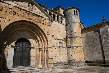 Cantabria 'nın ortaçağ kasabası Santillana del Mar. Mimari yapı bir tarih ve sağlamlık hissi yayıyor..