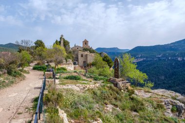 Siurana 'nın sokakları ve meydanları, İspanya' nın Tarragona kentindeki bir tepenin üzerindeki kaya evleri, turist köyü..