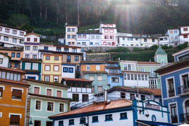 İspanya 'nın geleneksel bir Asturian kıyı kasabası olan Cudillero' daki bir tepenin üzerinde renkli çatıları olan bir ev kümesi bulunuyor. Evler sıkıca bir araya toplanmış, benzersiz ve büyüleyici bir manzara yaratıyorlar..