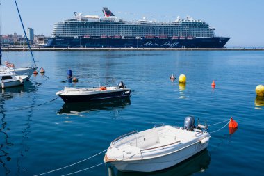 Trieste, İtalya 28-7-2024: Trieste, İtalya 'da turistlerle dolu bir yolcu gemisi.